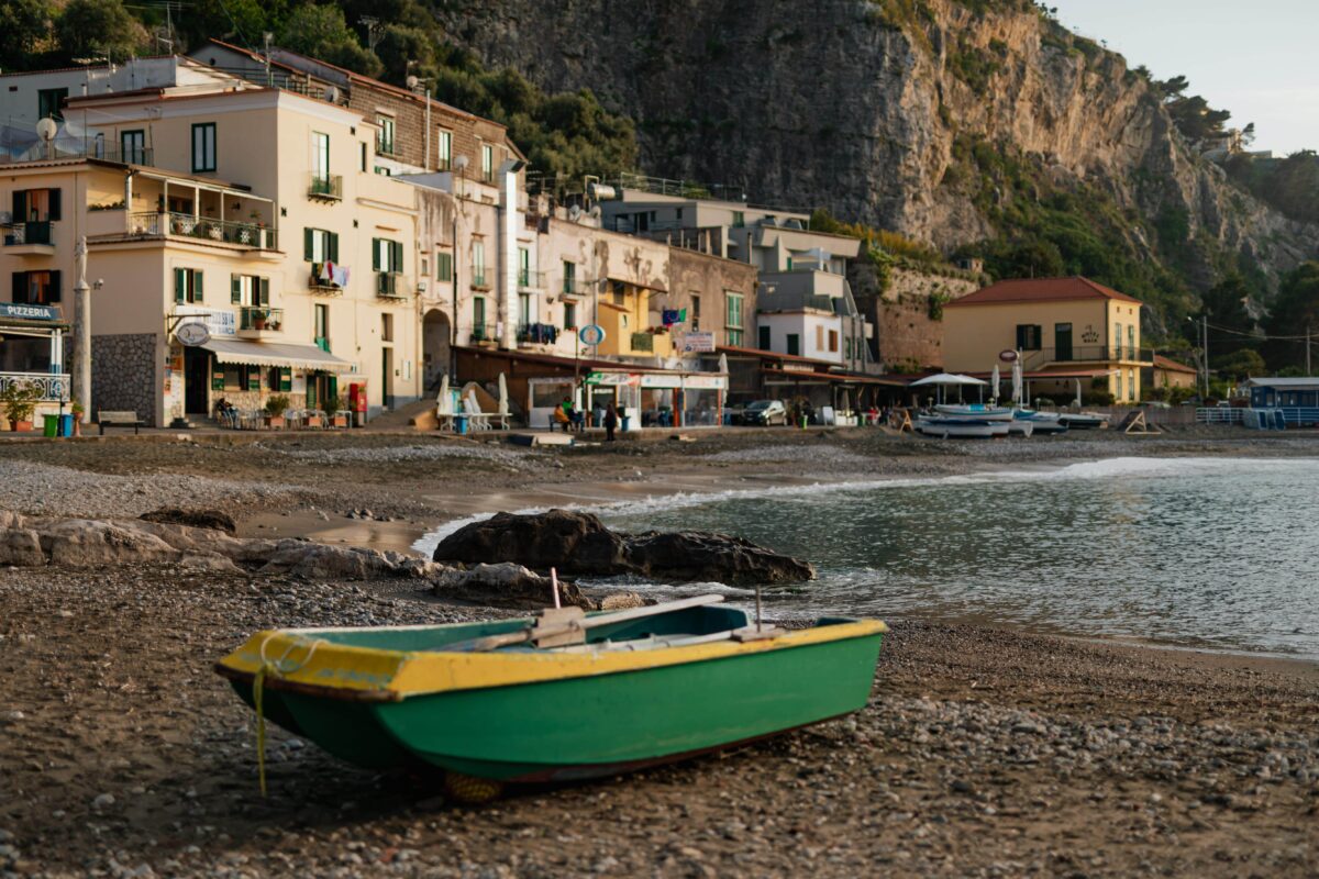Petite barque sur une plage paisible, symbolisant le dilemme de faire un choix entre rester ou partir pour un nouveau voyage.