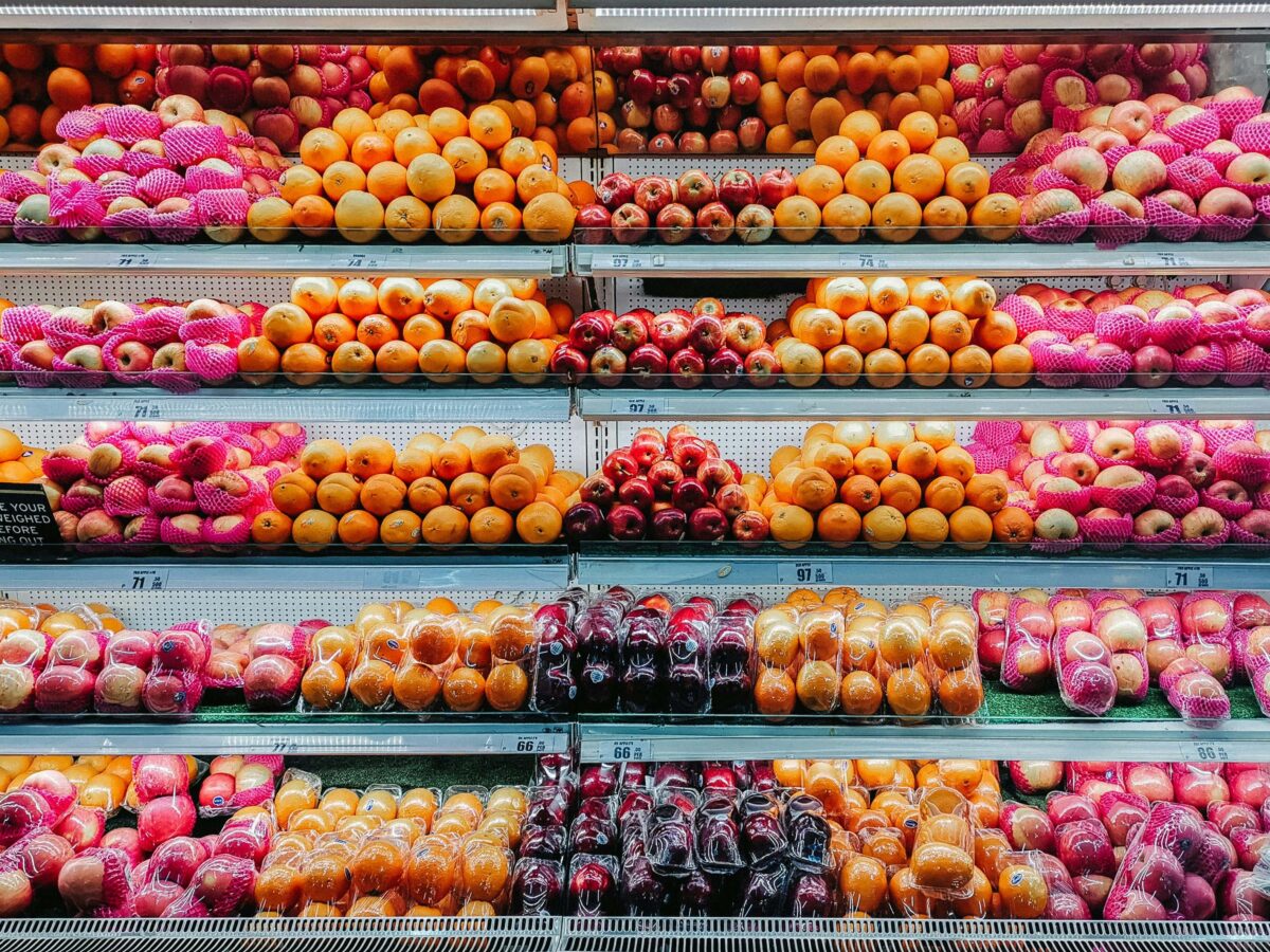 Un rayon de supermarché rempli de fruits colorés, symbolisant comment un trop grand choix peut augmenter l'anxiété face à la prise de décision.