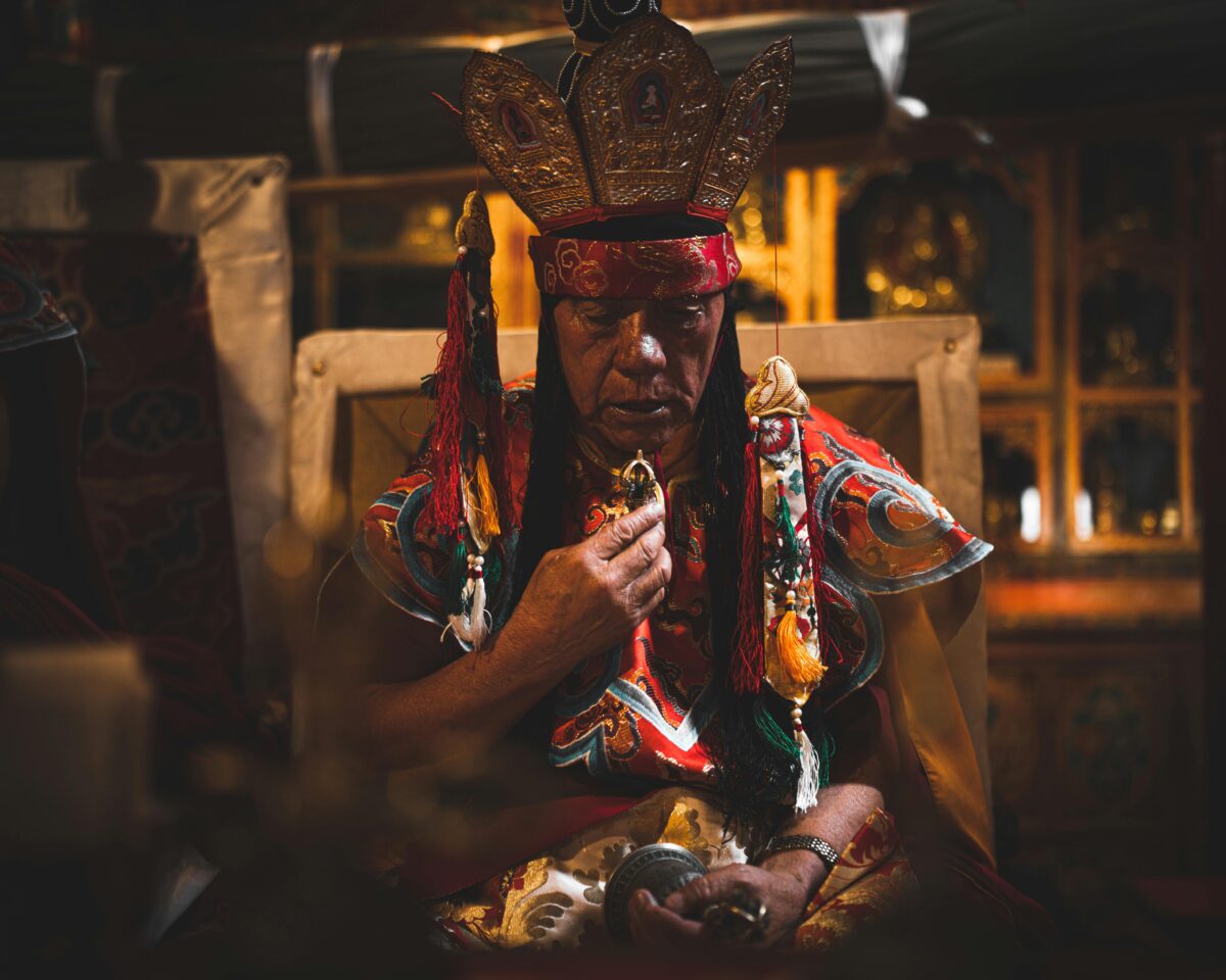 Un chaman en tenue traditionnelle lors d'une cérémonie sacrée avec l'ayahuasca, une plante hallucinogène utilisée pour la guérison spirituelle.