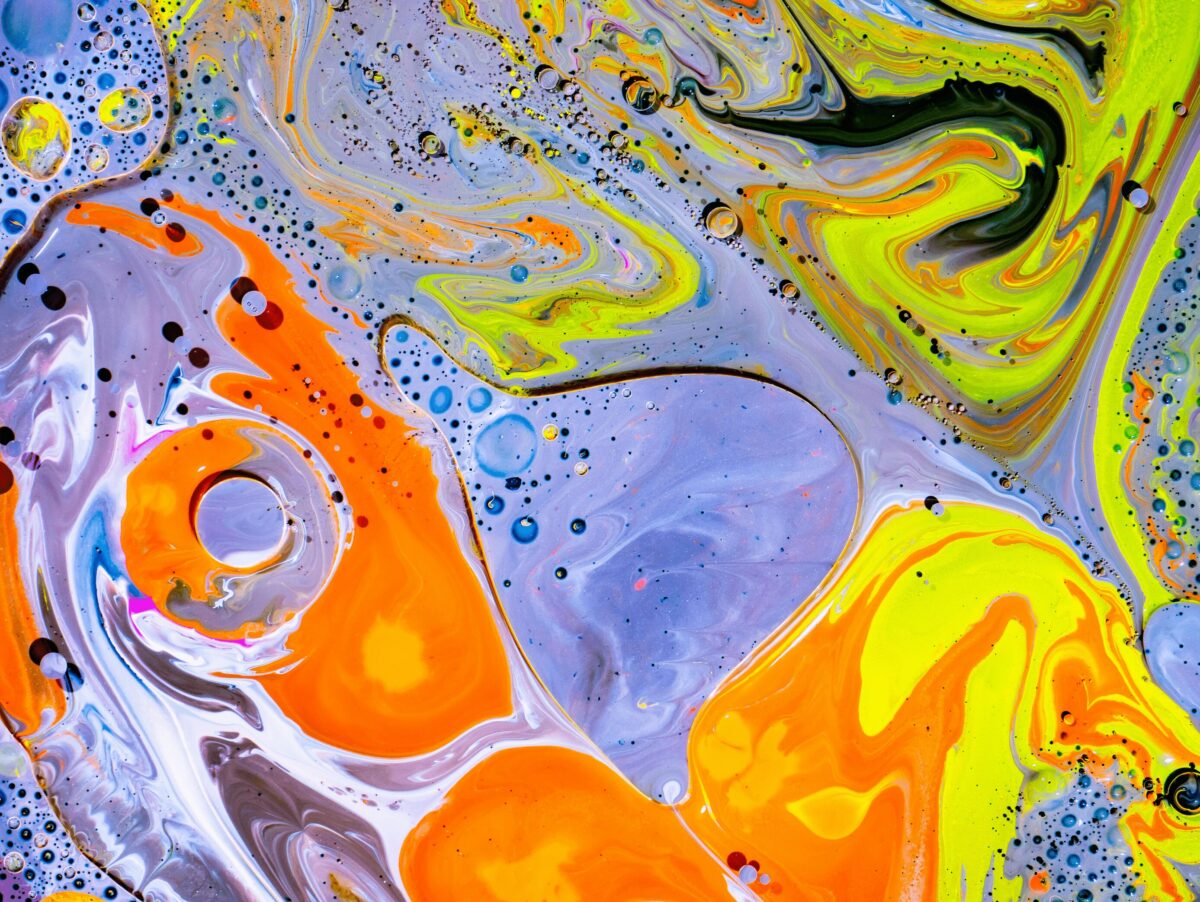 Illustration abstraite et colorée représentant les hallucinations visuelles souvent expérimentées lors d'un trip psychédélique.