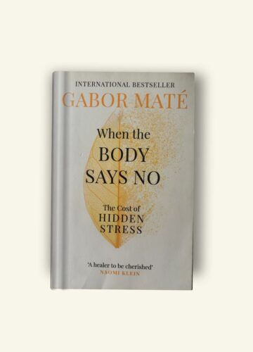 Explorez When the Body Says No de Gabor Maté, un livre puissant sur le lien entre le stress caché, les émotions et la santé physique.