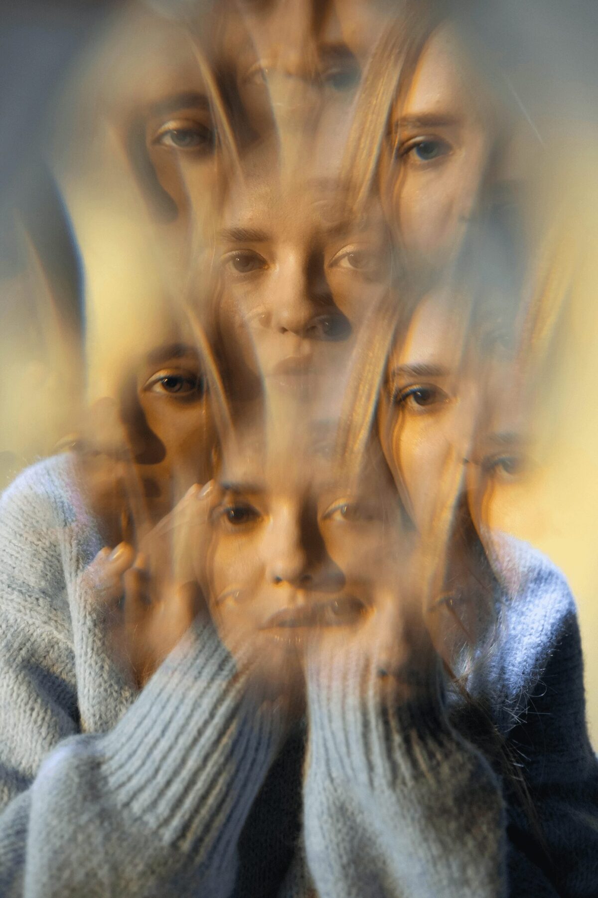 Image déformée d'un visage multiplié, évoquant la confusion et l'anxiété ressenties lors d'un bad trip lié à des substances psychédéliques.