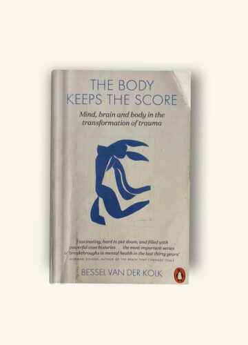 Couverture du livre The Body Keeps the Score de Bessel van der Kolk, un ouvrage explorant la connexion entre le traumatisme, le cerveau et le corps dans le processus de guérison.
