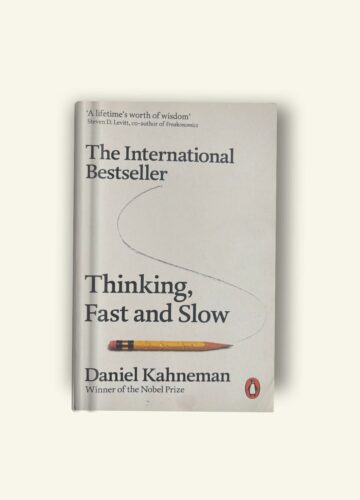 Couverture du livre Thinking, Fast and Slow de Daniel Kahneman, explorant les systèmes 1 et 2 de la pensée et les biais cognitifs.