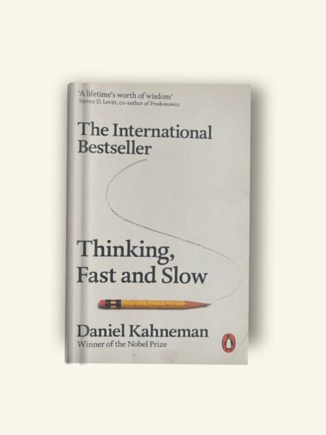 Couverture du livre Thinking, Fast and Slow de Daniel Kahneman, explorant les systèmes 1 et 2 de la pensée et les biais cognitifs.