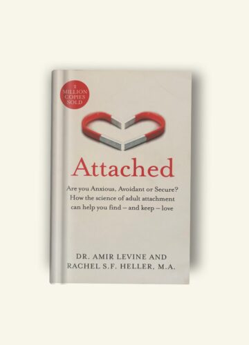 Couverture du livre "Attached" de Dr. Amir Levine et Rachel S.F. Heller, explorant les styles d'attachement – anxieux, évitant ou sécure – et leur impact sur les relations amoureuses.