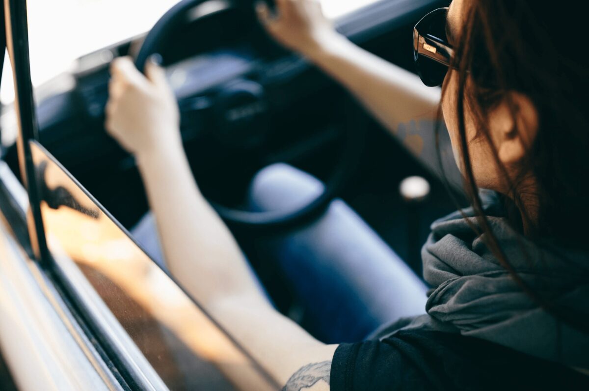 Une femme conduit une voiture, illustrant la nécessité d’avoir une direction claire dans un couple. Sans communication, la relation peut se perdre en chemin.