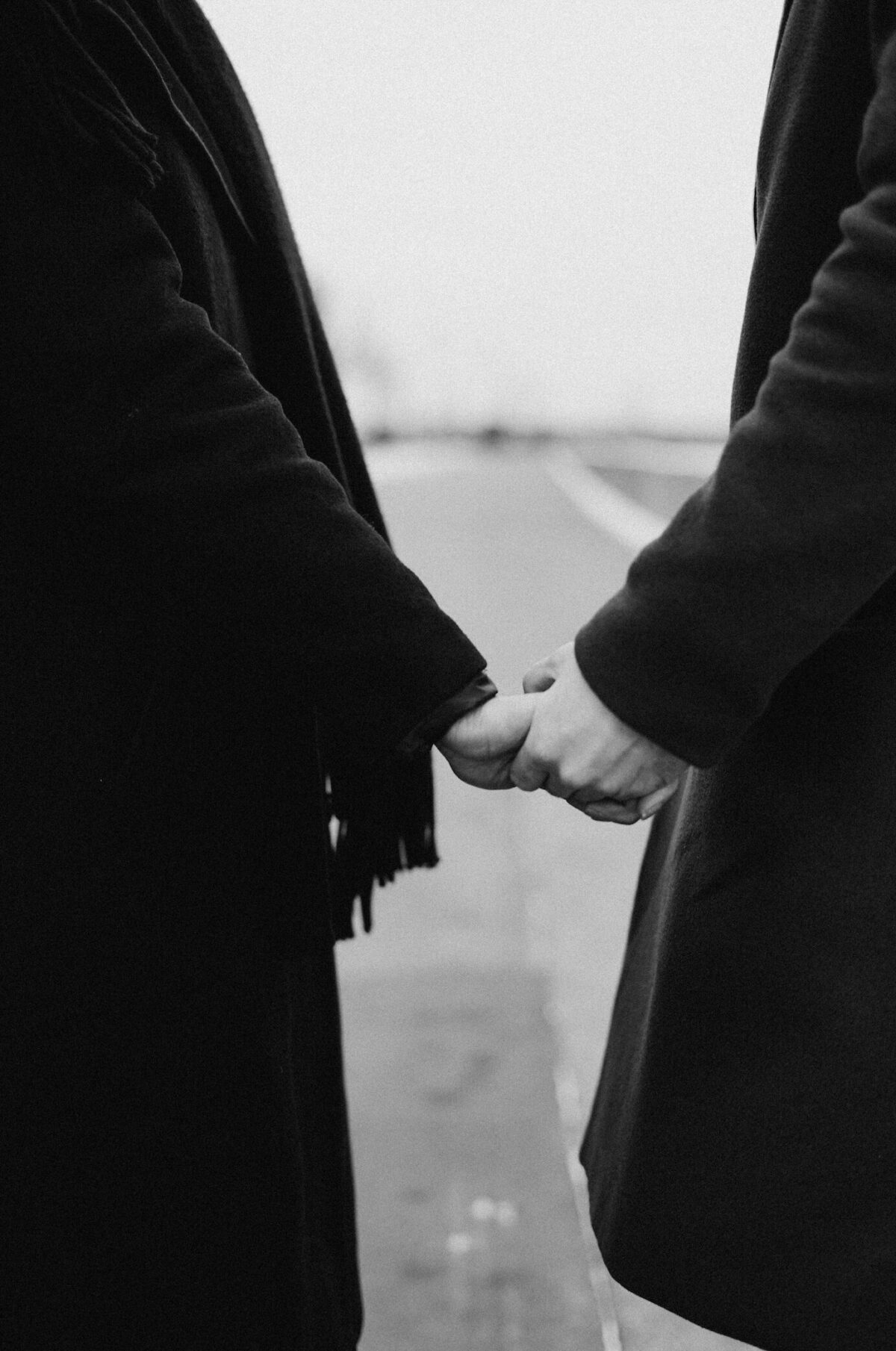 Deux personnes se tiennent la main, symbolisant l'importance de la communication non violente dans le couple pour construire une relation saine et équilibrée.