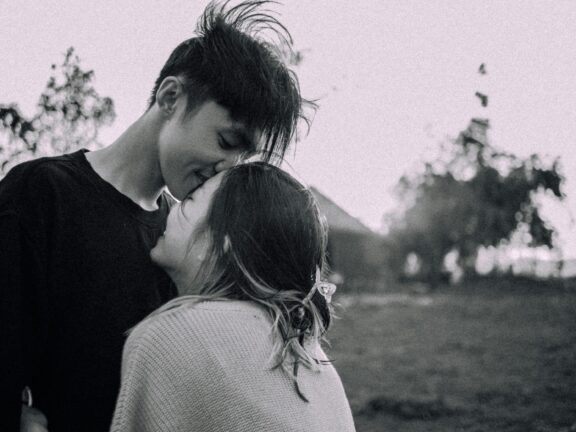 Style d’attachement : Es-tu anxieux, évitant ou sécure en amour ?