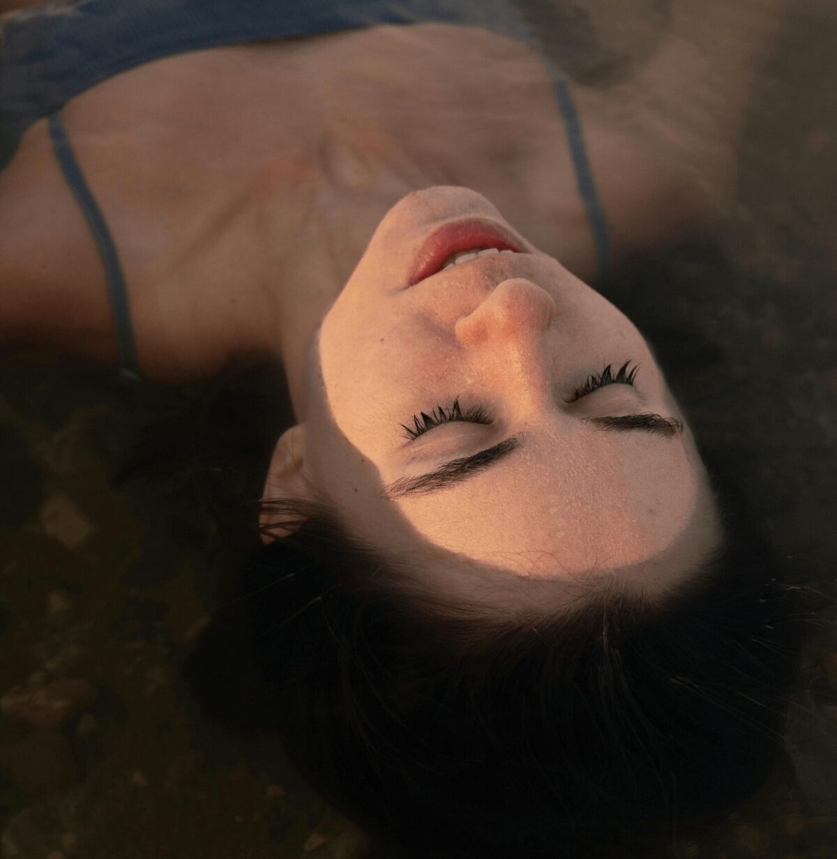 Femme allongée dans l’eau, en pleine relaxation, illustrant la technique de respiration anti-stress 4-4-6-2 pour apaiser l’anxiété et retrouver le calme.